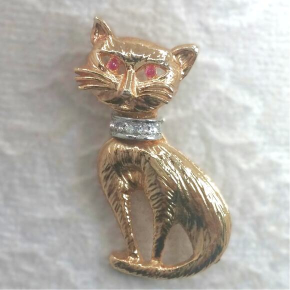 Sitting Cat Brooch Vintage Kitty Pin Ruby Red Eyes Rhinestone Collar Whiskers - Picture 1 of 9